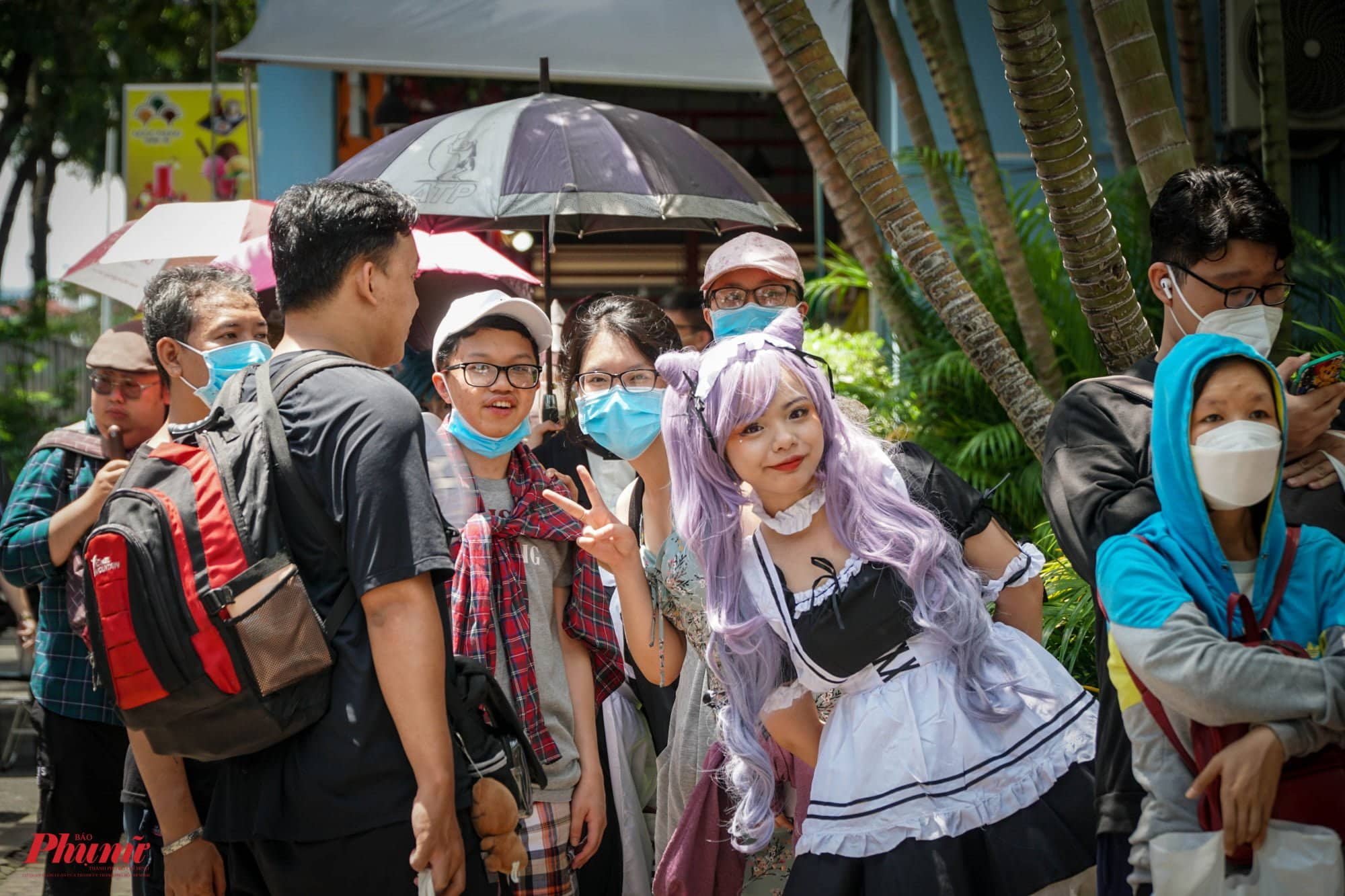 Giới trẻ xếp hàng dài dưới nắng gắt chờ vào cổng Manga Comic Con 2022